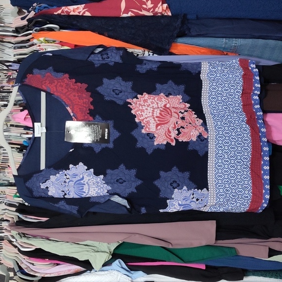 NWT Mixed Media Border Top in Navy Floral by Avenue. - Picture 4 of 9